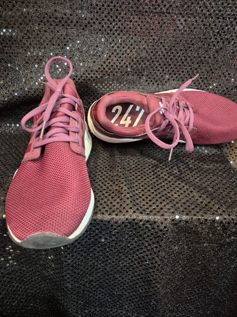 New Balance 247 size 7.5 Womens Burgundy classic Lace up Running shoes