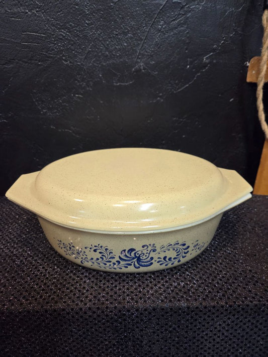 Vintage Pyrex Covered casserole dish "Homestead" Pattern