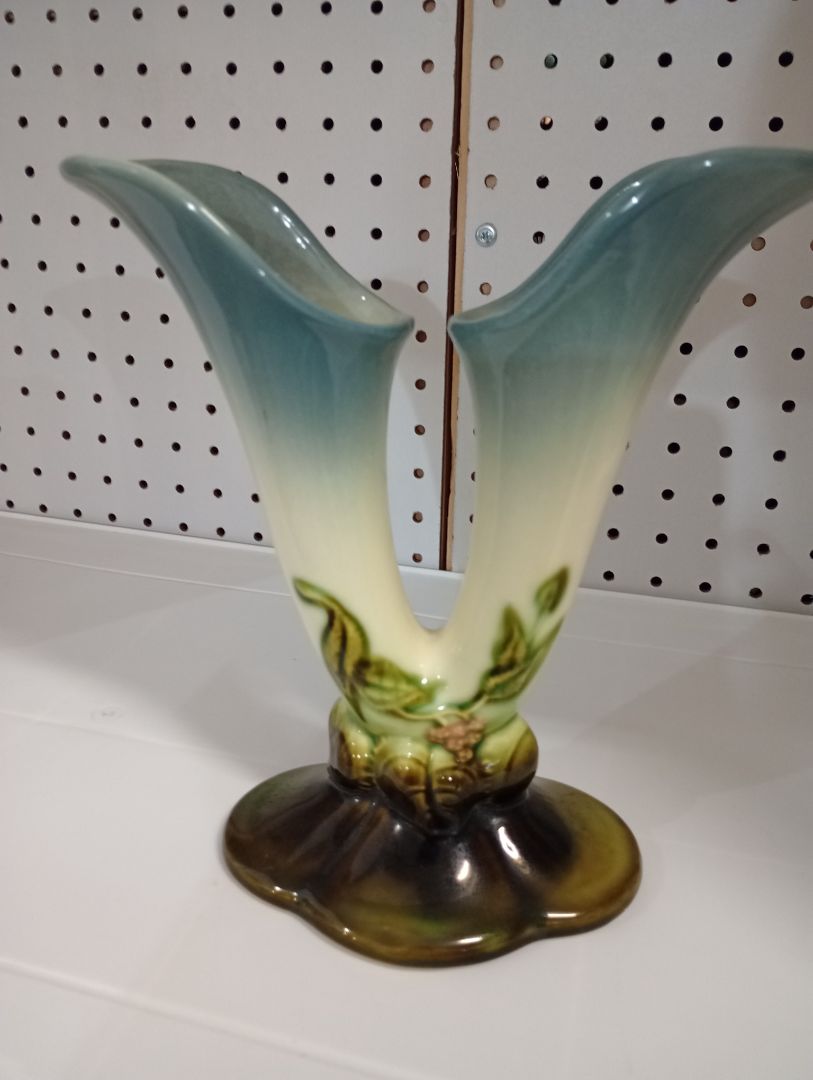 Hull Wisteria double bud vase
