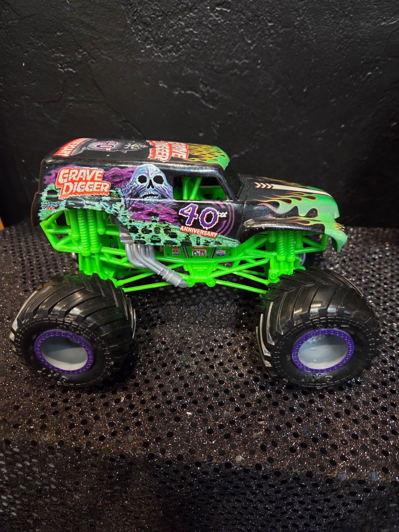 Monster Jam Grave Digger 40th Anniversary Monster Truck 8"