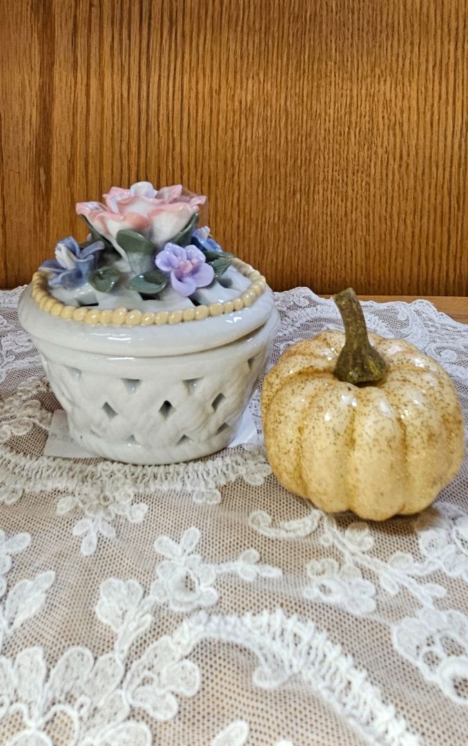 Decorative white trinket box with Flowered lid LR