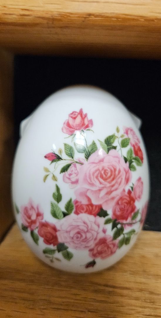 Vintage 1988 Avon Collectible Porcelain Egg With Pink Roses LR