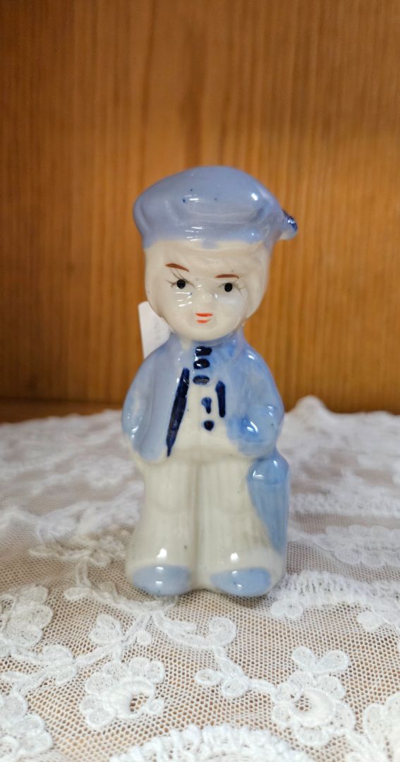 Little Dutch boy with umbrella LR