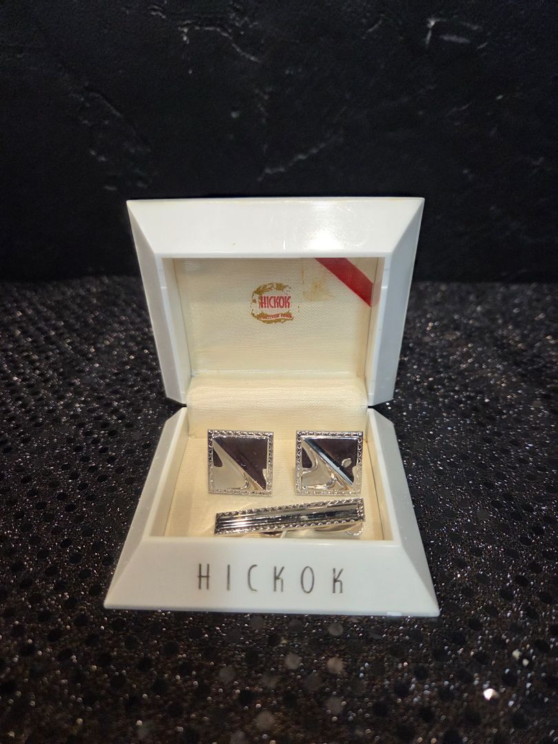 Tie clip and Cufflinks