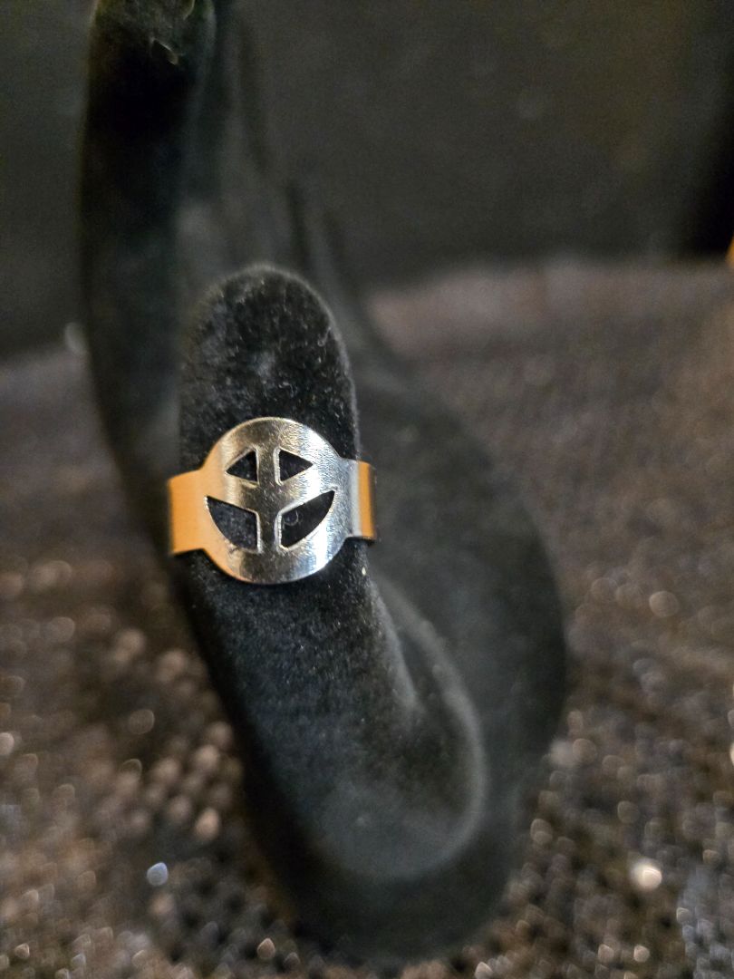Siver  1965 cracker jack "peace sign " ring