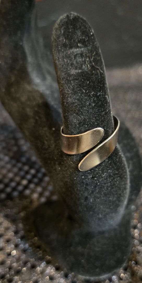Silver  1960's cracker jacks "twist" ring