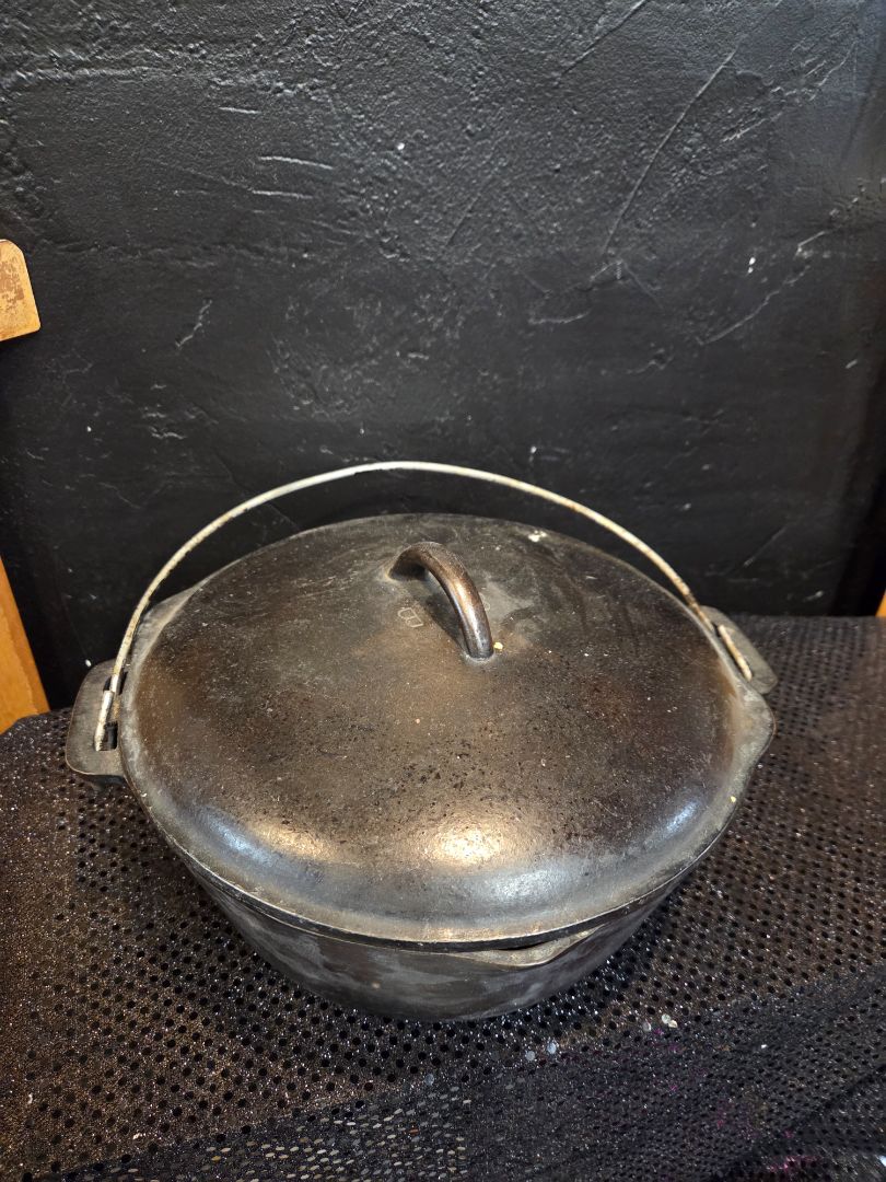 Vintage Cast Iron Dutch Oven no name