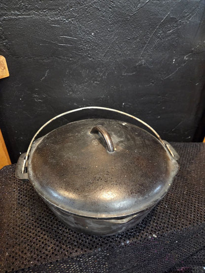 Vintage Cast Iron Dutch Oven no name