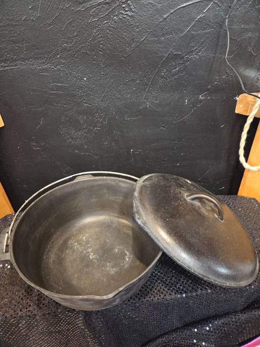 Vintage Cast Iron Dutch Oven no name