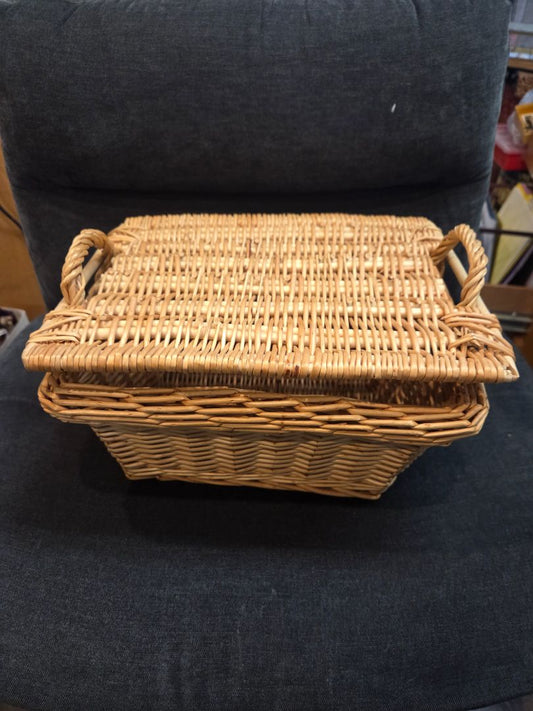 Vintage 2 handle and lid Basket