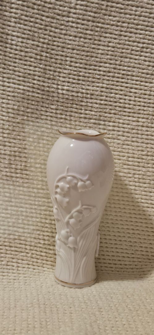 Lenox Embossed Bud Vase with Blue Bells LR (VINTAGE)