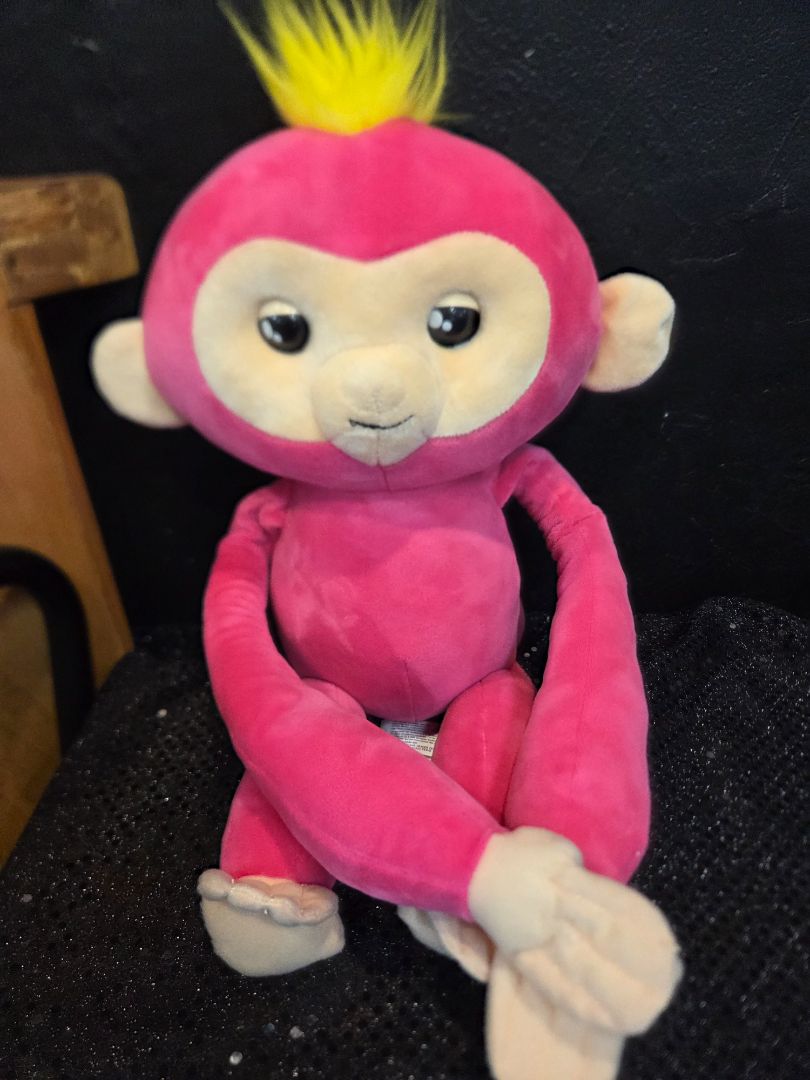 Fingerlings Hugs Bella Pink Plush Monkey