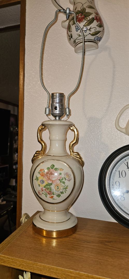 antique style lamp  no shade/works