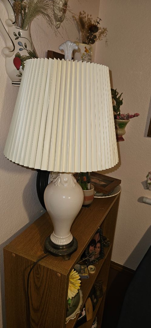 Vintage Alladin type lamp with finial
