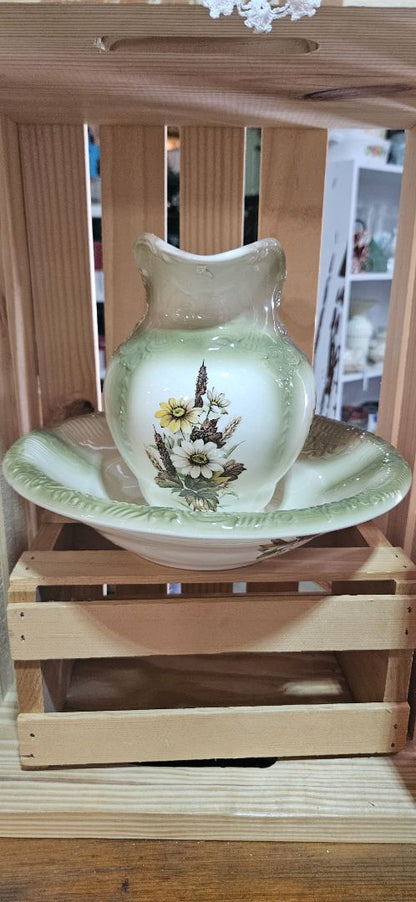 appears to be a vintage Arnel's 1975 pitcher and wash basin set