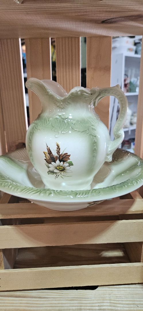 appears to be a vintage Arnel's 1975 pitcher and wash basin set
