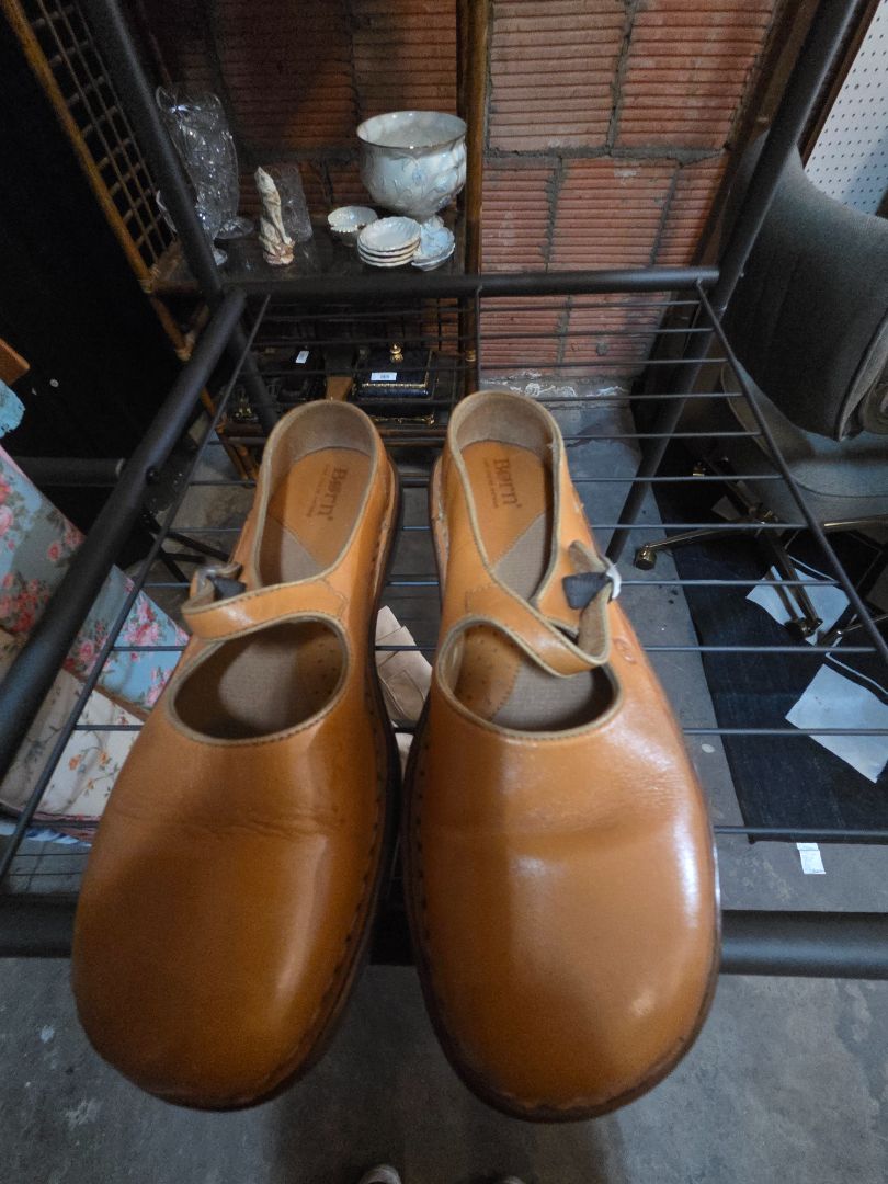 Tan Born shoes sz 7