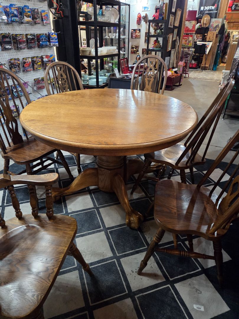 Diningroom Table with 8 chairs and 2 leafs