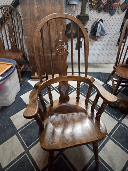 Diningroom Table with 8 chairs and 2 leafs