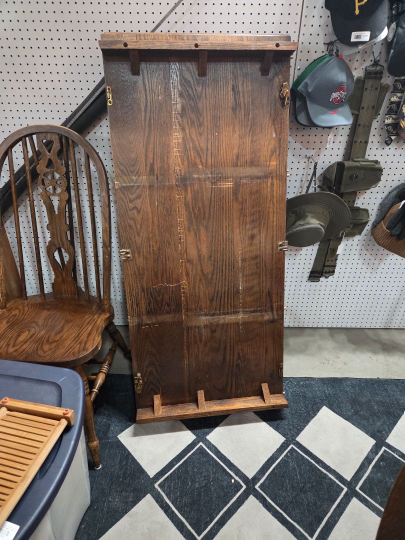 Diningroom Table with 8 chairs and 2 leafs