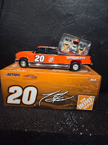Tony Stewart #20 Home Depot 2005 Dually Tailgate Set
