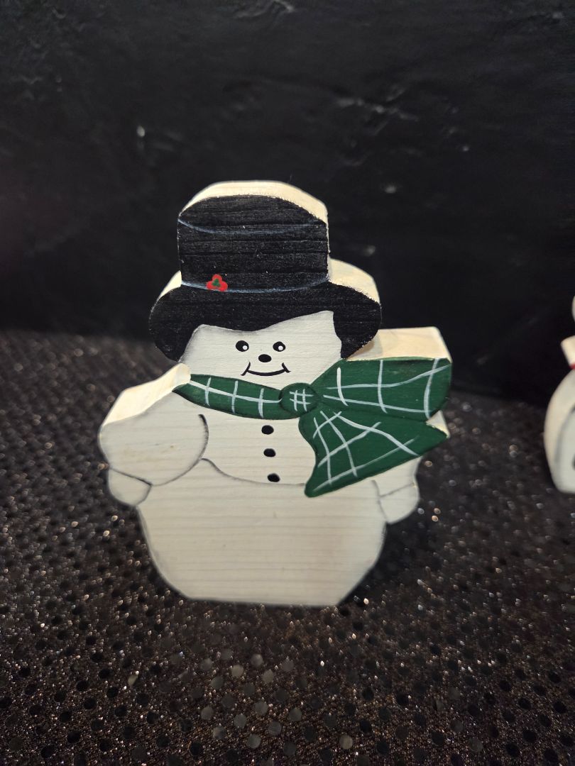 Snowman Green Scarf Wood