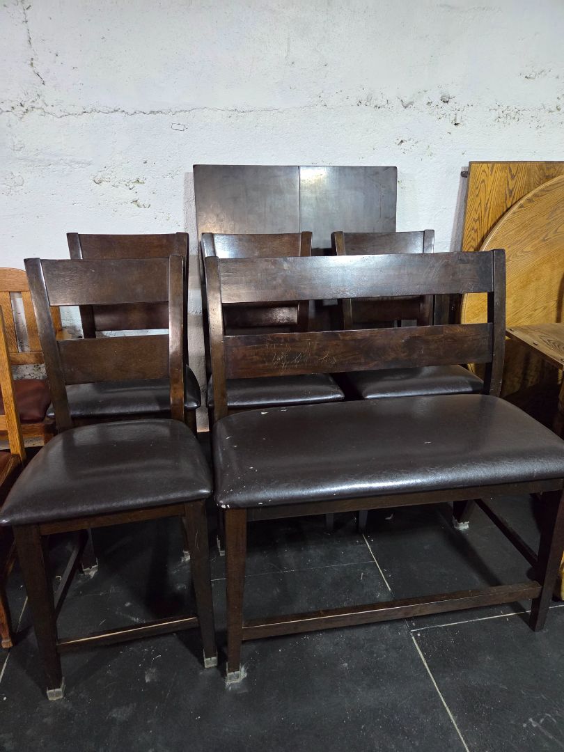 Diningroom table 4 chairs and a bench