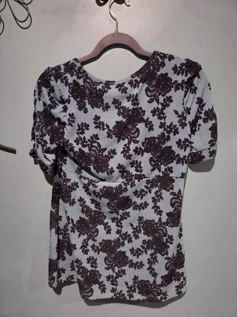 Maurices Top Green/Black applique Medium