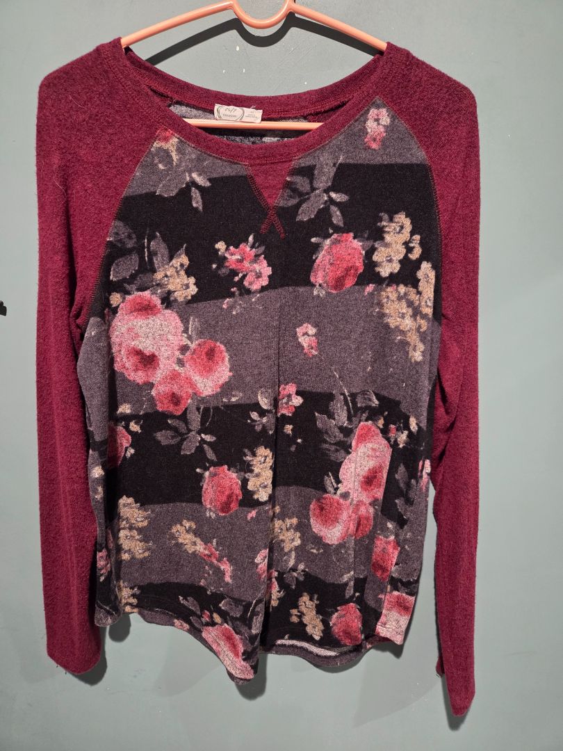 24/7 Maurices Bungundy/Roses Long sleeve Top Medium