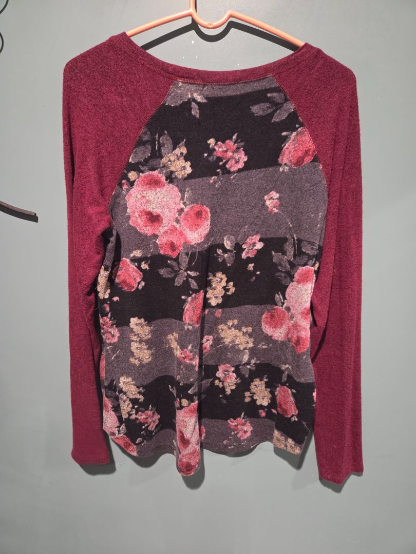 24/7 Maurices Bungundy/Roses Long sleeve Top Medium