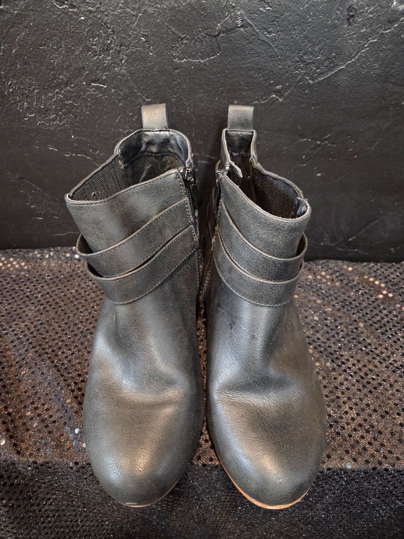 Louika Black Ankle Boot sz 8