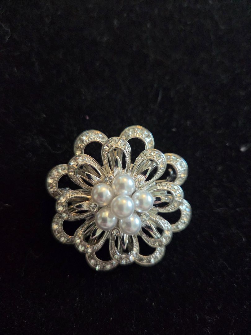 Rhinestone Flower & Imitation Pearl Brooch