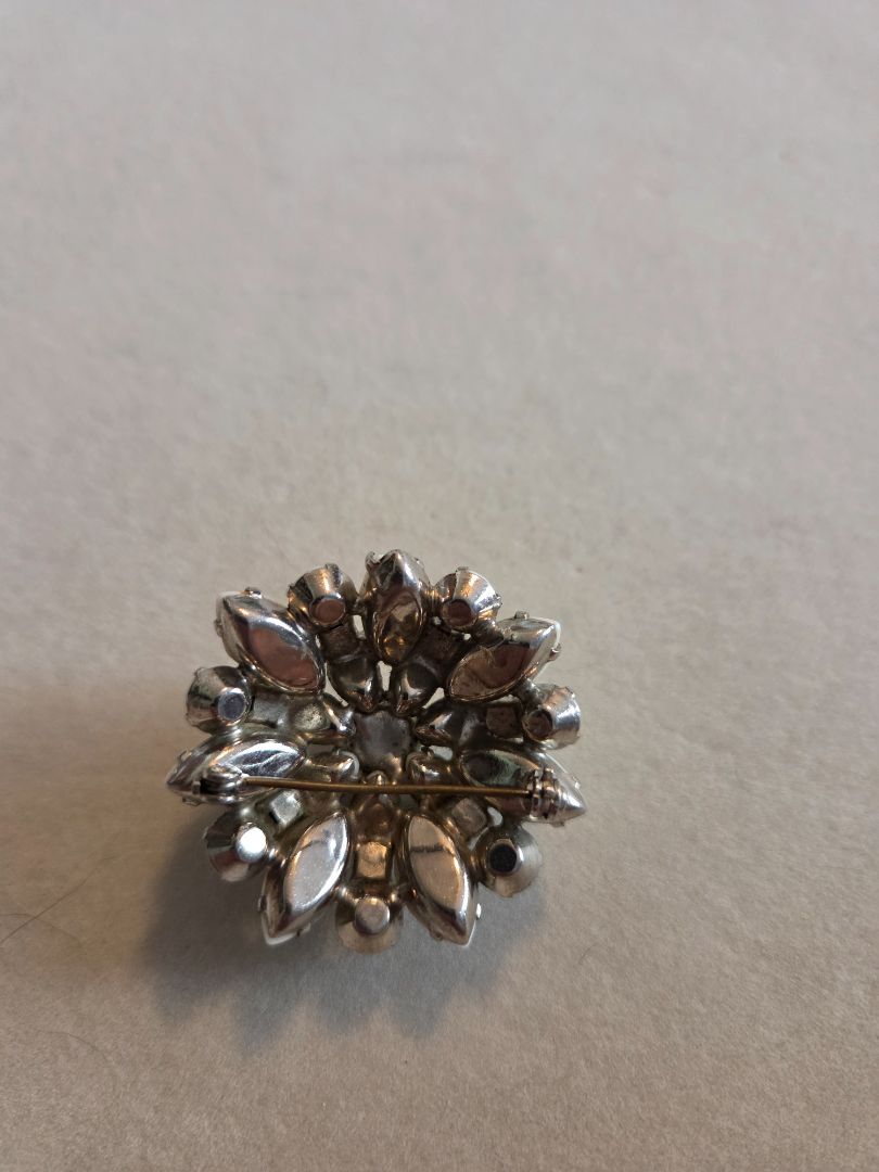 WHITE GLASS STONE PIN GOLD TONE RHINESTONE BROOCH VINTAGE PRONG SET