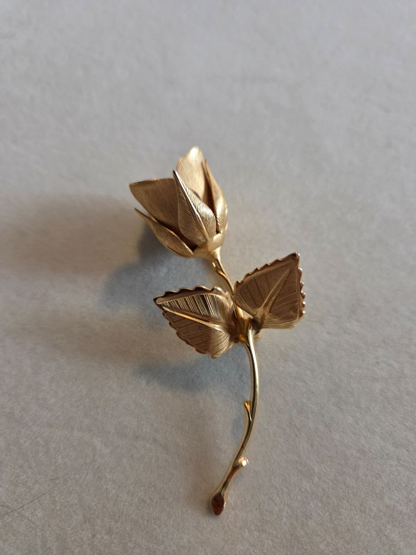 Vintage Giovanni Gold Tone Metal Christmas Rose Of Christ Fashion Brooch 3