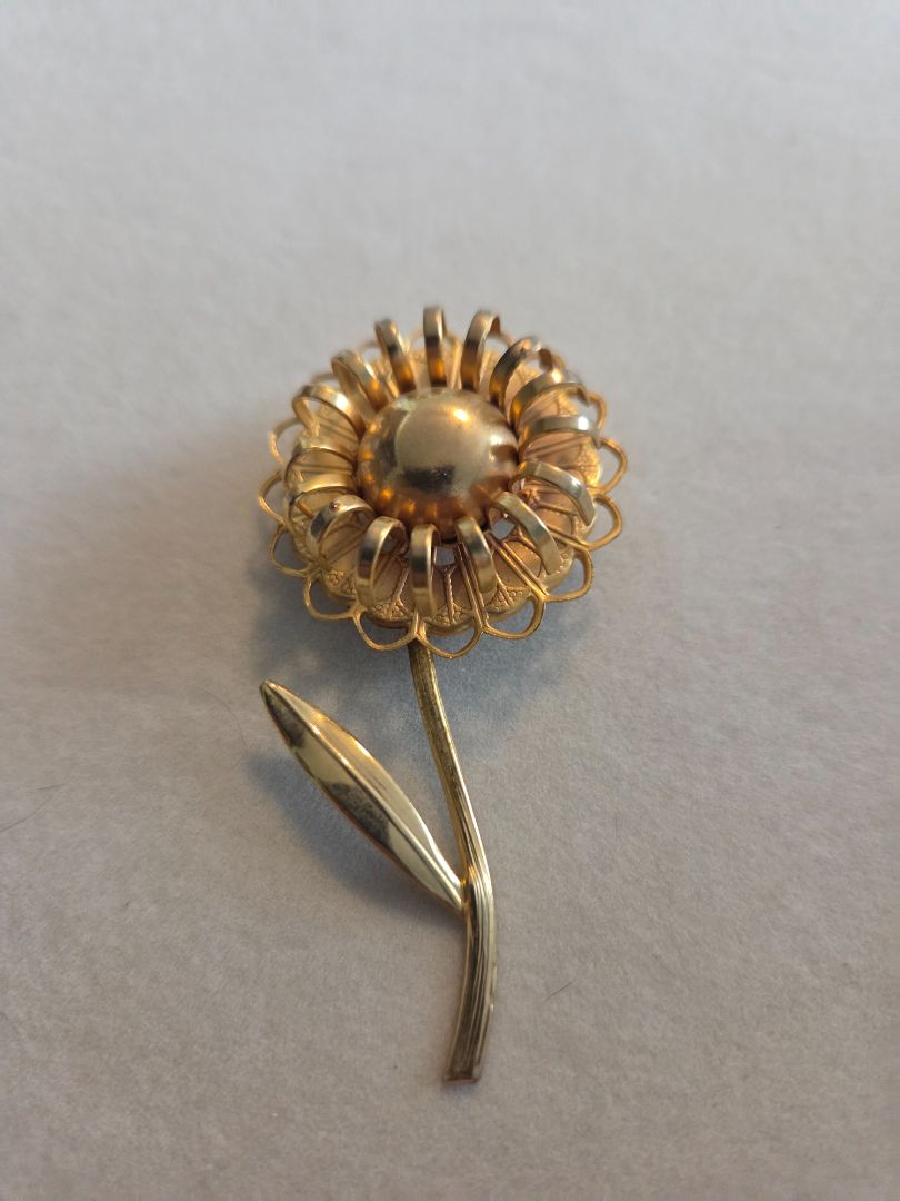 Vintage Gold toned Flower Brooch