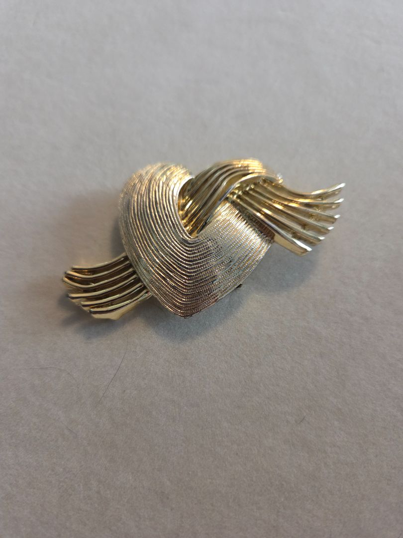 VINTAGE AJC Marked GOLD TONE HEART SHAPE BROOCH