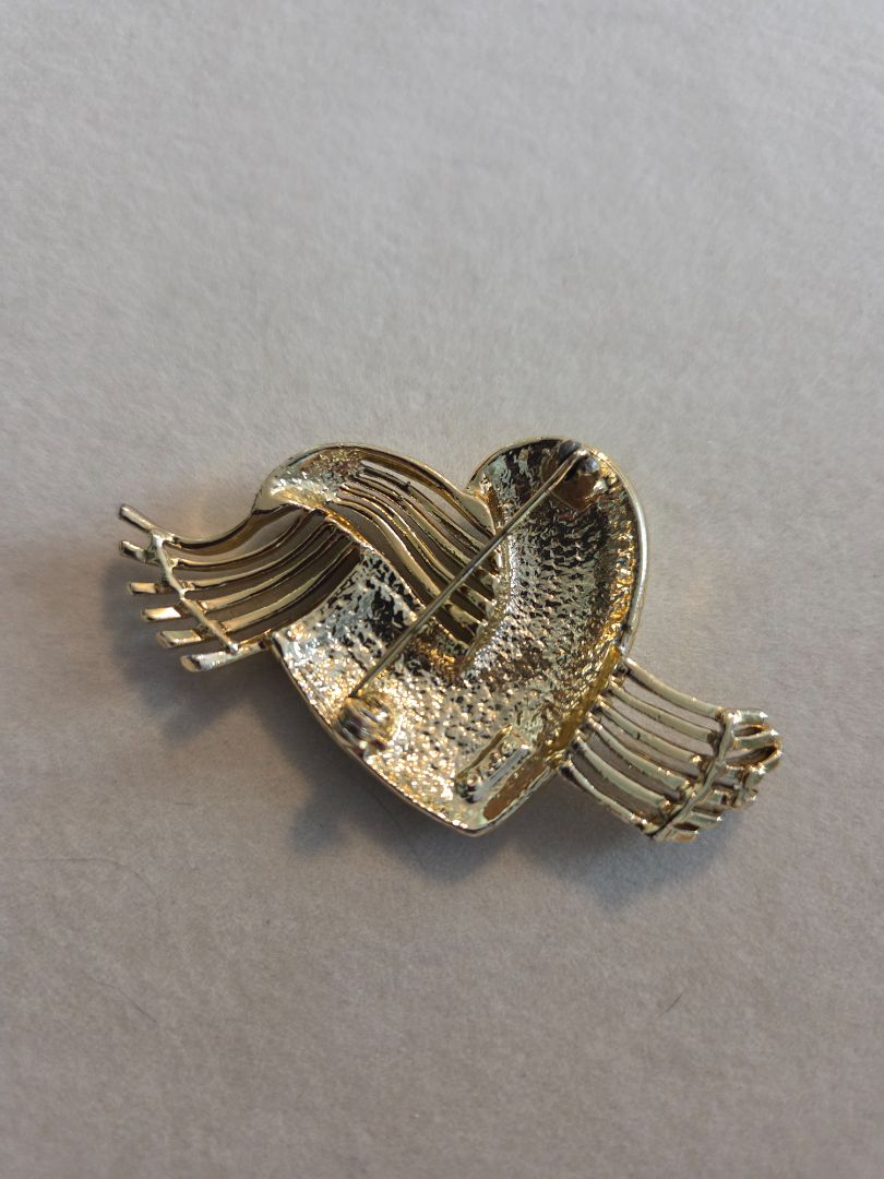VINTAGE AJC Marked GOLD TONE HEART SHAPE BROOCH