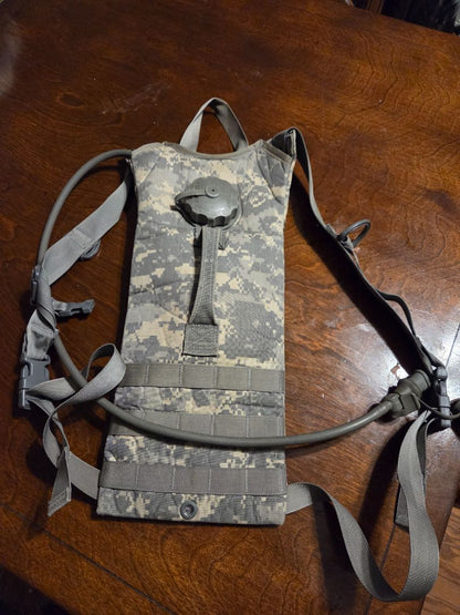 GENUINE US MILITARY ISSUE ARMY MOLLE II HYDRATION CARRIER SPECIALTY DEFENSE