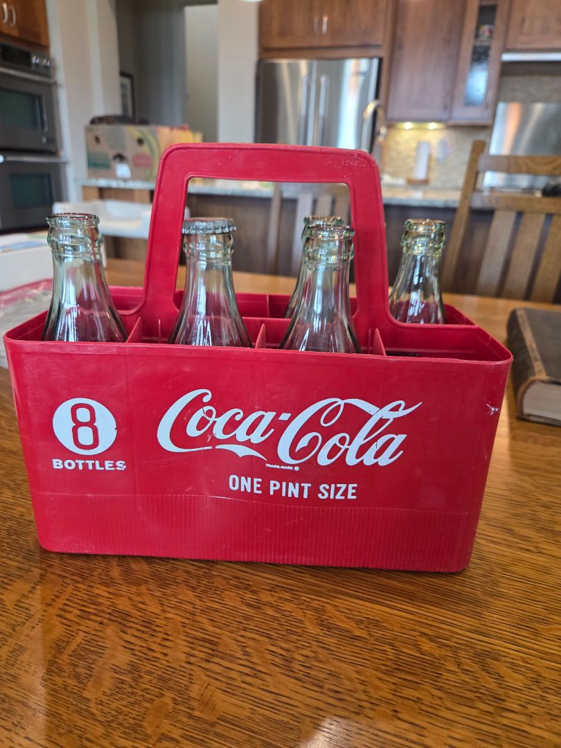 Vintage 8 pack red plastic Coca-Cola carrier w/5 bottles