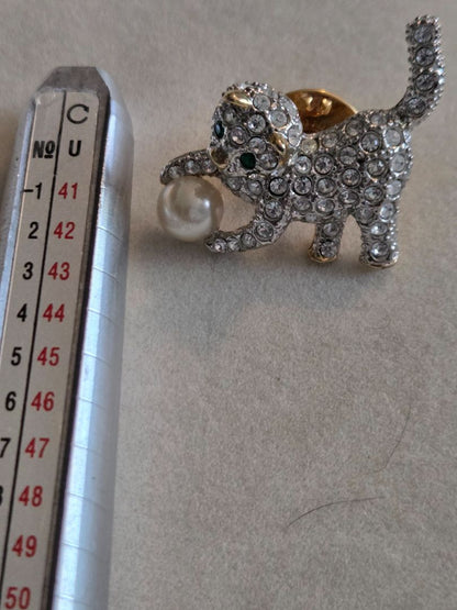Vintage Kitty Cat Pin silver Tone Green Eyes Rhinestone Pearl Ball Yarn