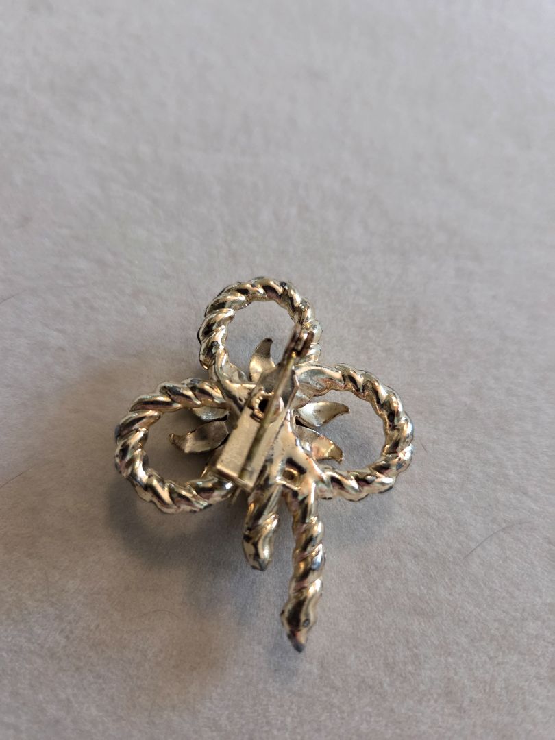 Gold toned Rope and flower w/green stone Brooch