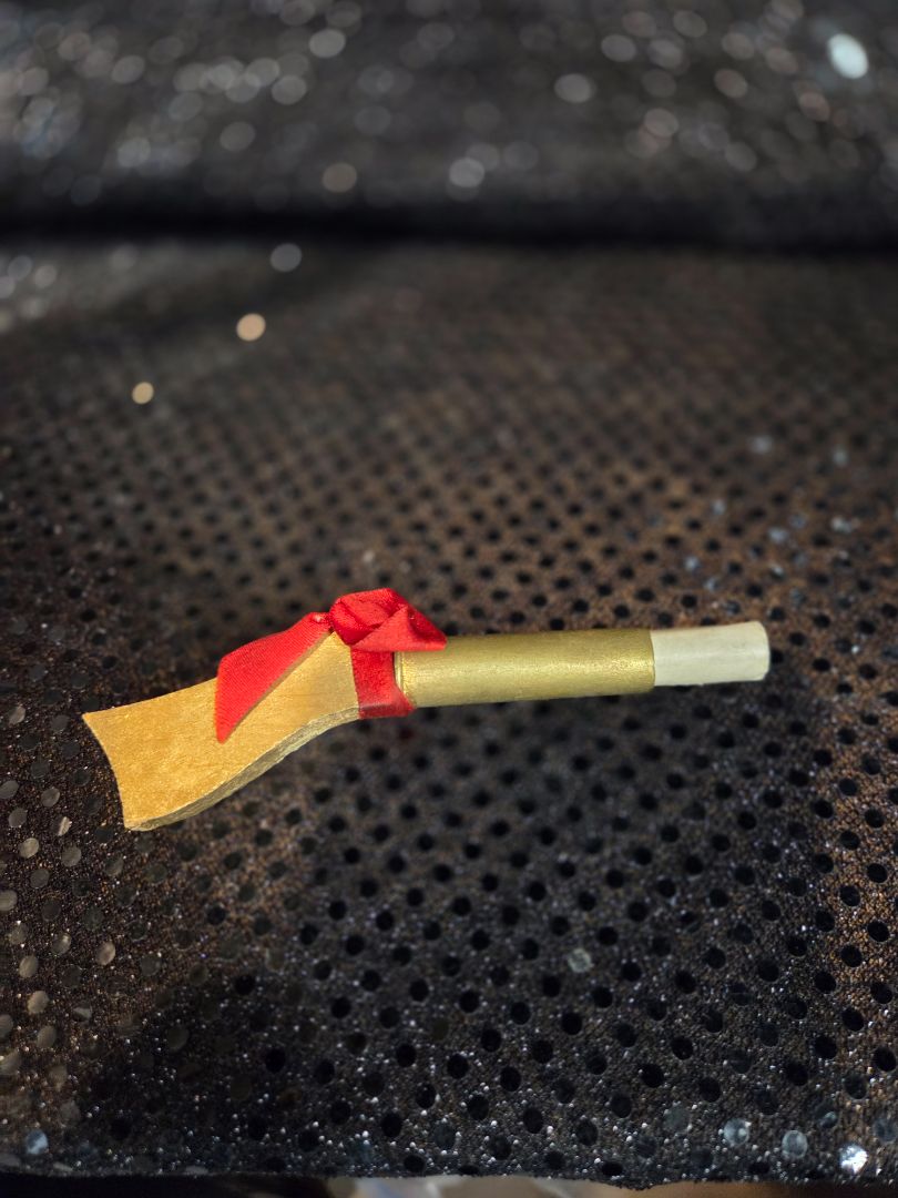 Play gun with graduation scroll