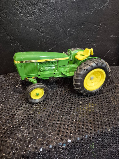 Green Vintage John Deere 1:16 Scale Die Cast Tractor ToyTractor, 8" × 5" × 4"