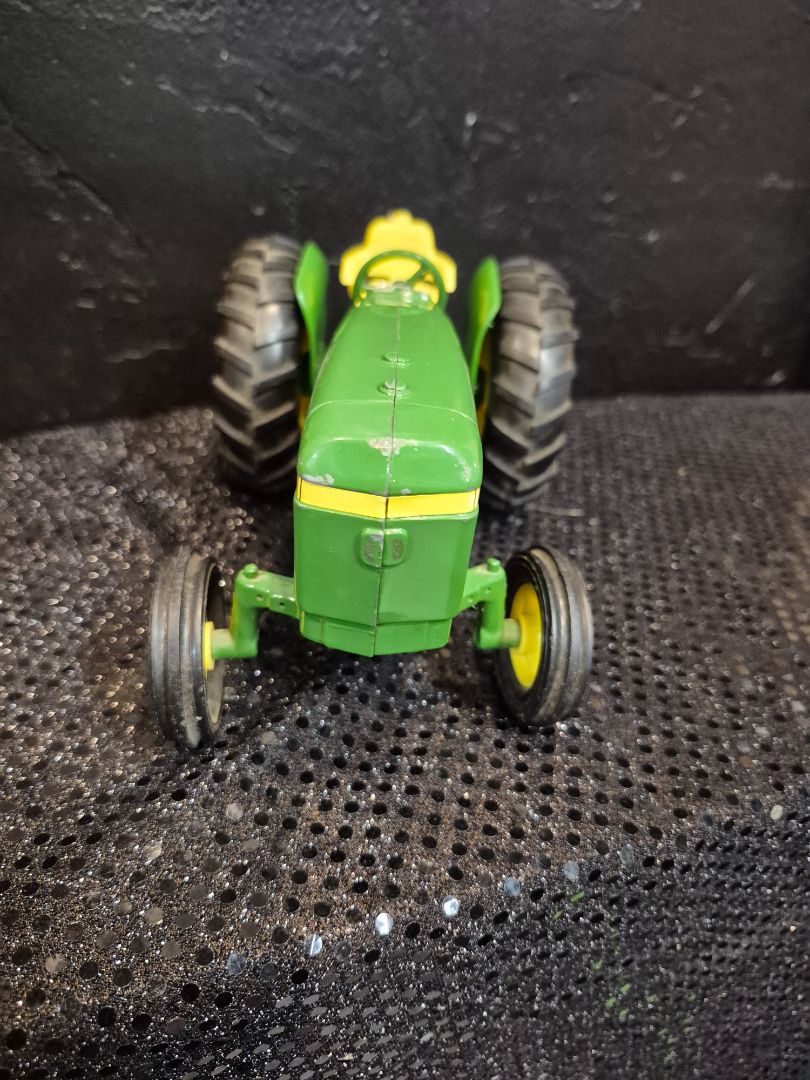 Green Vintage John Deere 1:16 Scale Die Cast Tractor ToyTractor, 8" × 5" × 4"