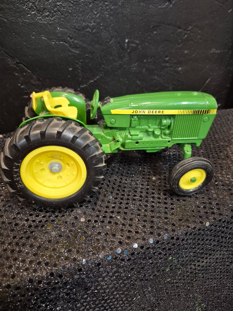 Green Vintage John Deere 1:16 Scale Die Cast Tractor ToyTractor, 8" × 5" × 4"