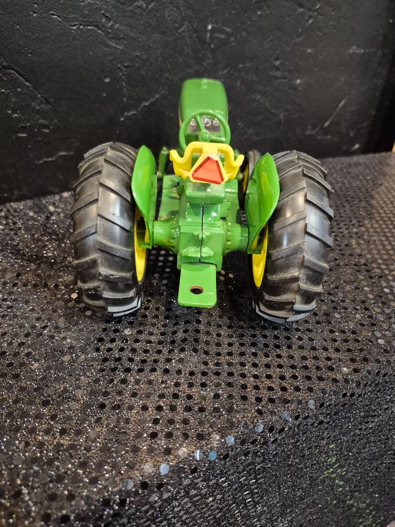 Green Vintage John Deere 1:16 Scale Die Cast Tractor ToyTractor, 8" × 5" × 4"