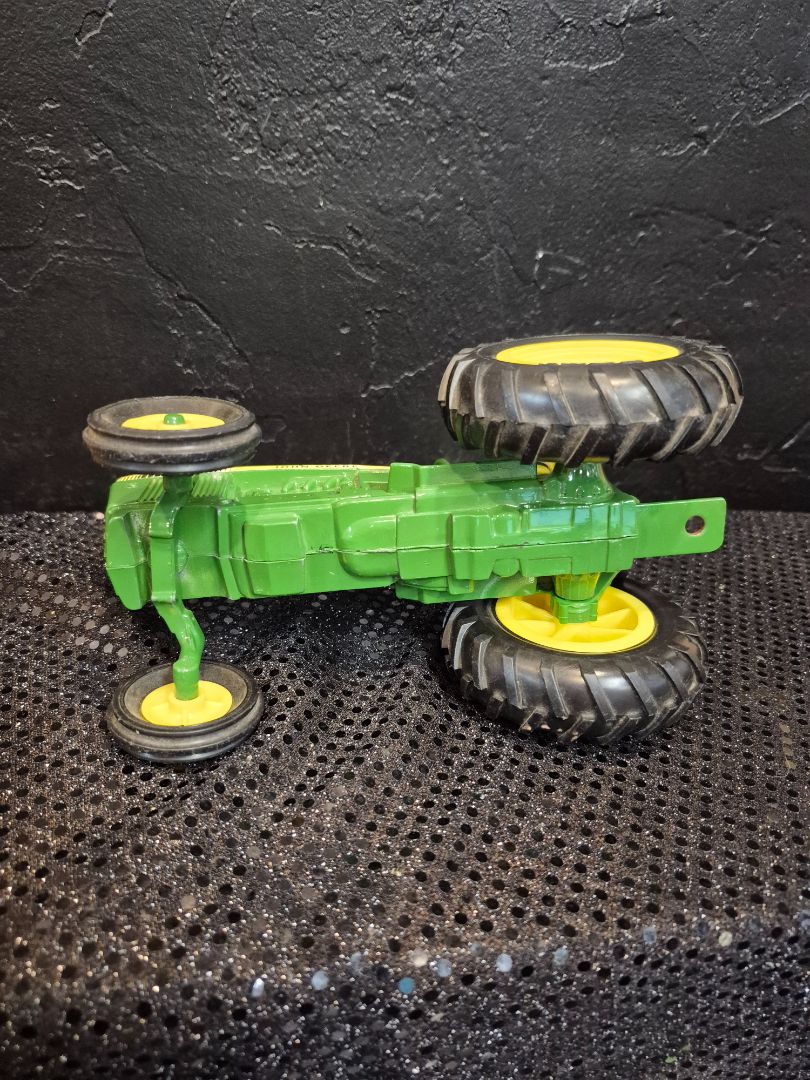 Green Vintage John Deere 1:16 Scale Die Cast Tractor ToyTractor, 8" × 5" × 4"