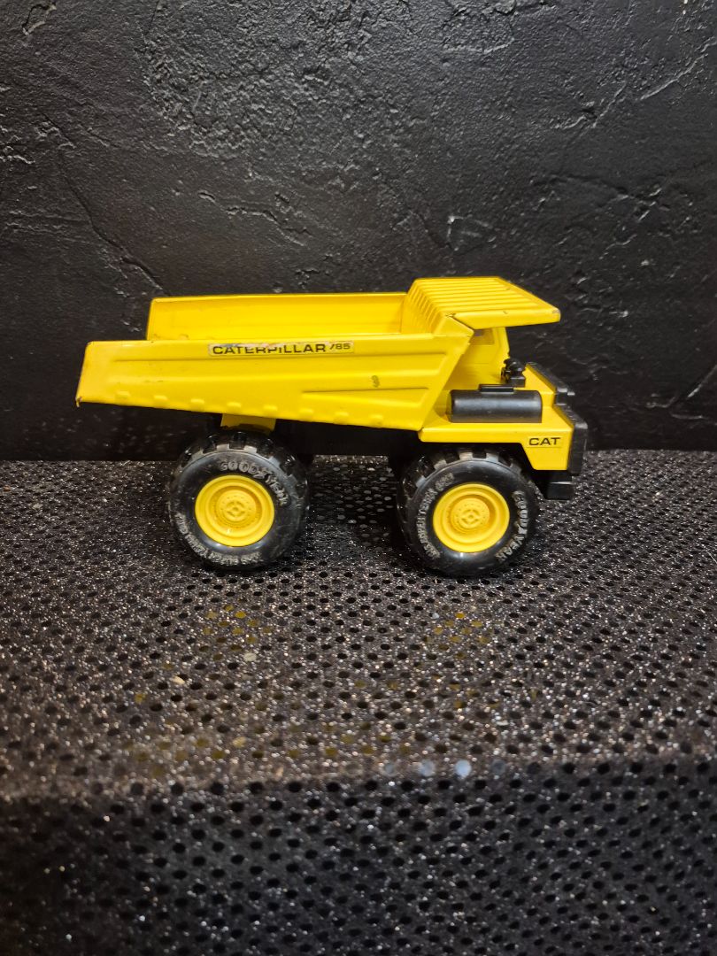 Yellow Remco 1985 Caterpillar 785, 7" × 4"