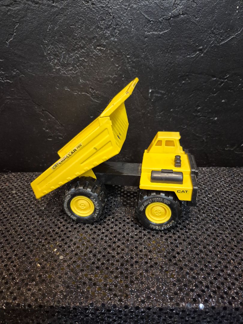 Yellow Remco 1985 Caterpillar 785, 7" × 4"