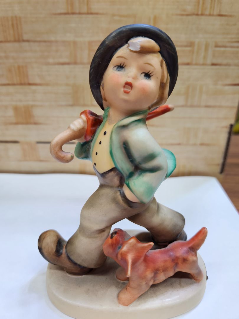 Hummel-boy with umbrella